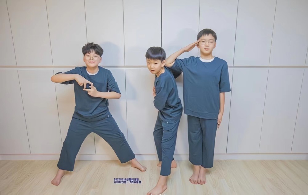 还记得宋家三胞胎吗?他们都十岁啦!_腾讯新闻