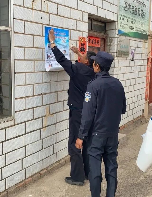 个体户等场所,通过悬挂横幅,发放宣传资料,悬挂举报箱,为群众讲解枪爆