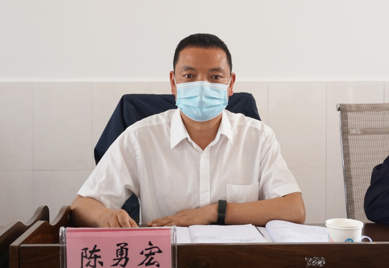 3月18日,县委书记陈勇宏到县疫情防控指挥部调度指