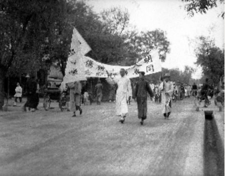 坐在教室里的学生们1926年3月18日很多人都很熟悉一文中的两段名句