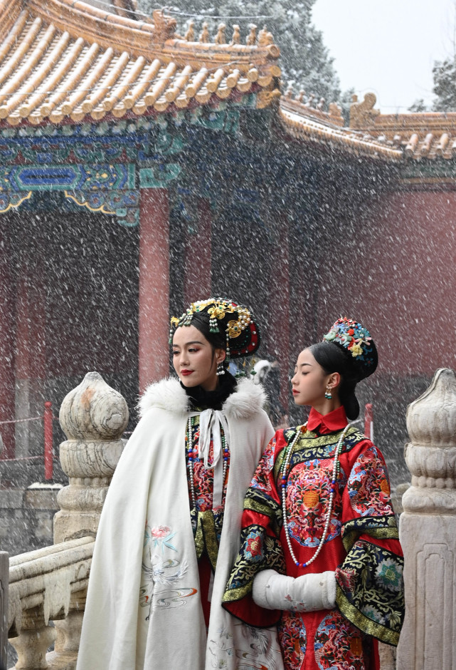 3月18日,游人冒雪在故宫拍摄古装照.