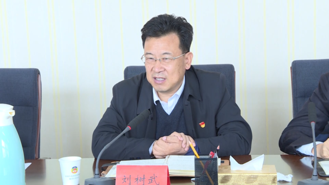 县人大常委会党组书记,主任杜万忠在参加第二组讨论