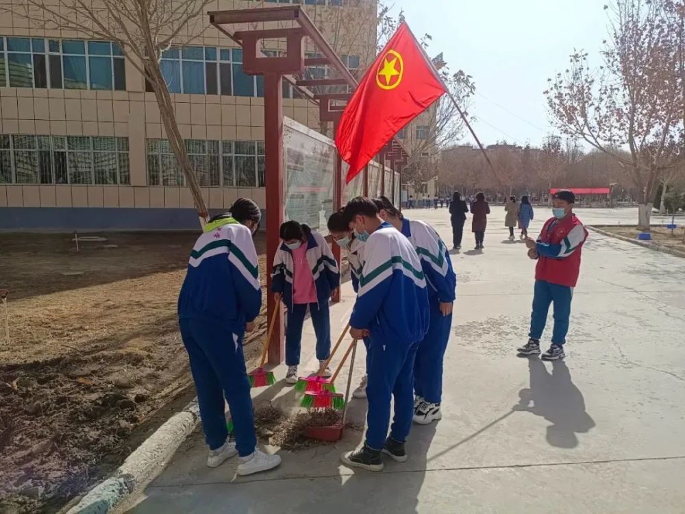 麦盖提县第二中学阳春三月好风光,学习雷锋正当时.