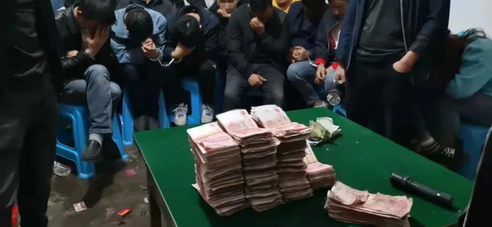 昭通警方捣毁一流动赌博窝点抓获48名参赌人员现场缴获赌资42万余元