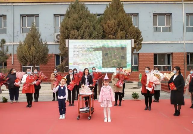 新和县第二小学欢度首届班主任节