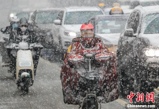 北京持续降春雪民众雪中观景形式主语和形式宾语
