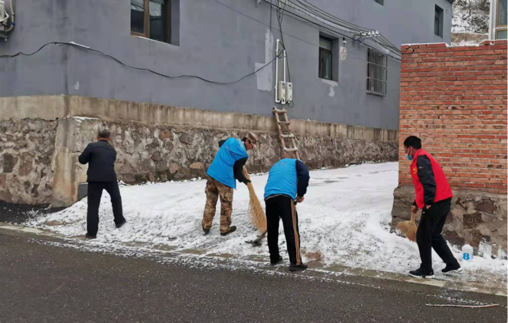 全市出动环卫工人4.2万人次开展扫雪铲冰树童英语老师的收入高吗