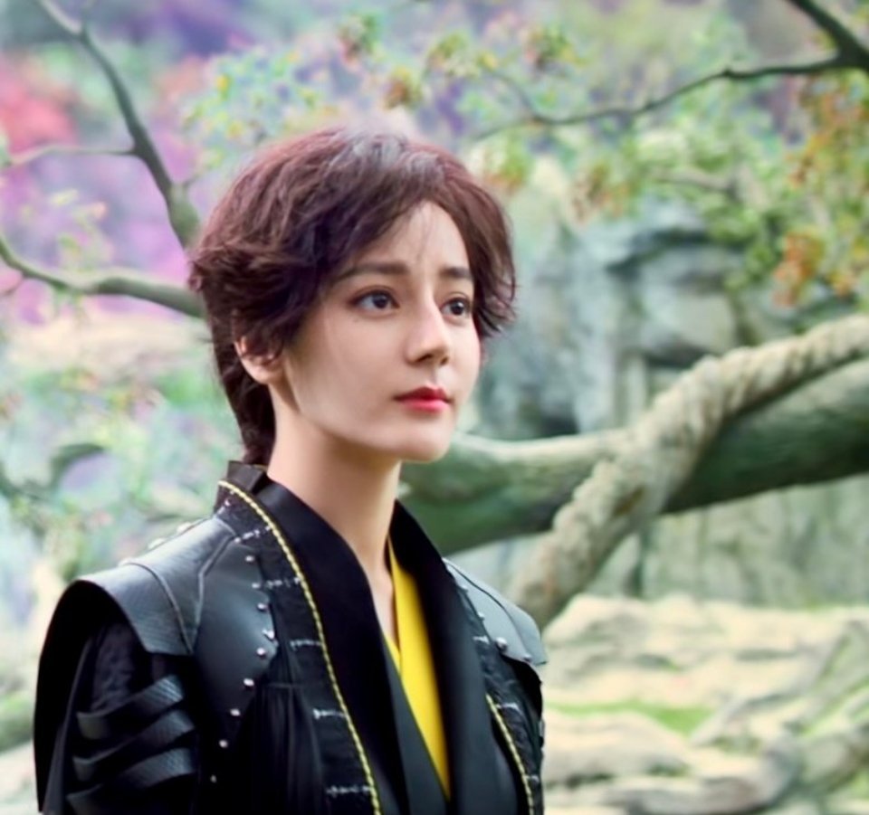 迪丽热巴剪短发太飒了,是有少年感但不漂亮,全靠高颜值撑起来!插图