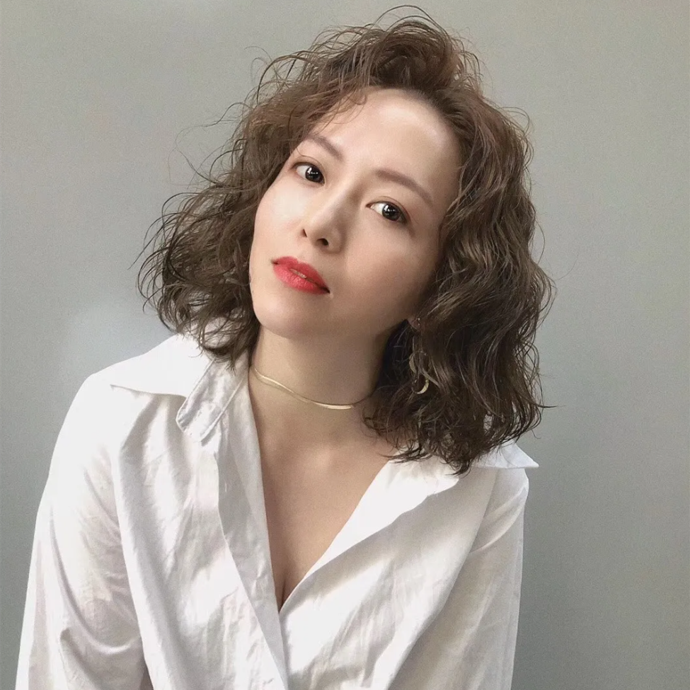 本期发型话题就给50岁的女人,分享一下选择烫发发型的注意事项,只要