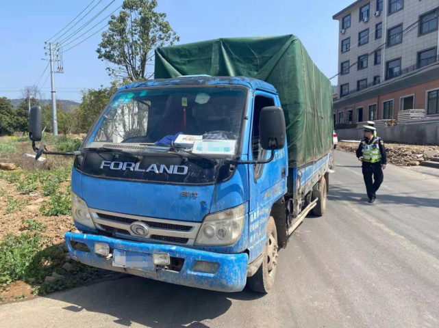 核载3人实载21人,货车当客车"驶"不得!|春季农村专项整治