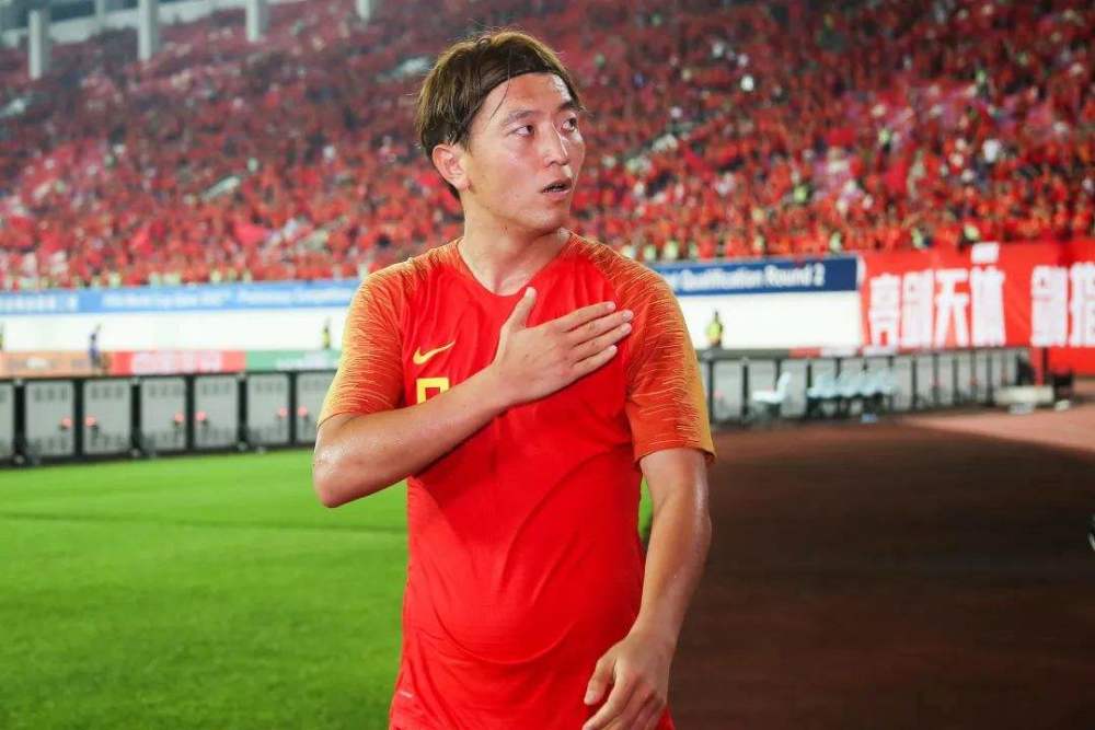 34歲前國腳曬精湛球技 40米外射中移動汽車車窗 攤開雙手霸氣慶祝 天天看點