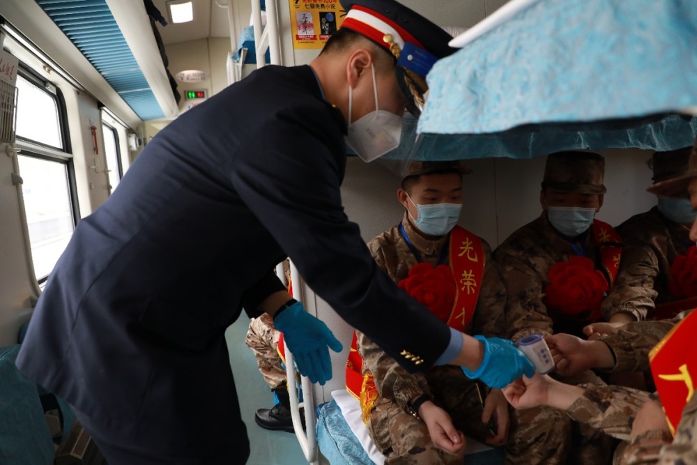 k554次列车上,一位新兵动情地说道,"在与列车员的交谈中,得知乘务班组