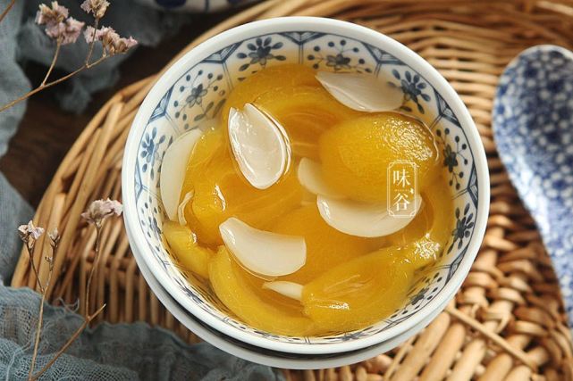 百合炖枇杷【食材】:枇杷 适量,新鲜百合 适量,冰糖 适量【做法】:1