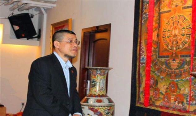 他号称是乾隆七世孙,戴的扳指价值千万,公开穿龙袍进行百人祭祖