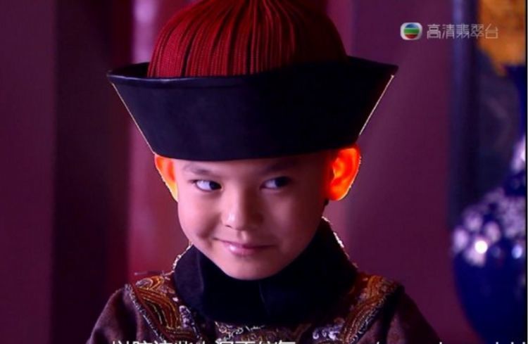 尤其是王成阳饰演的"小韦小宝",肢体动作,表情都比较夸张,但他演得活