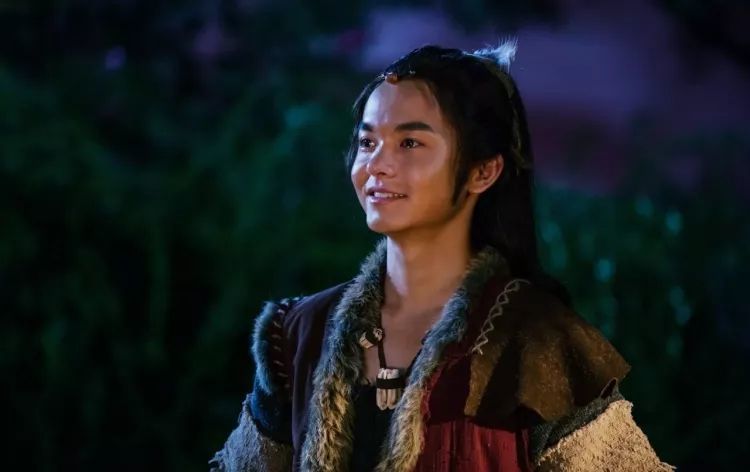 10岁因黄晓明版鹿鼎记出道23岁结婚他还是余生肖战的同事