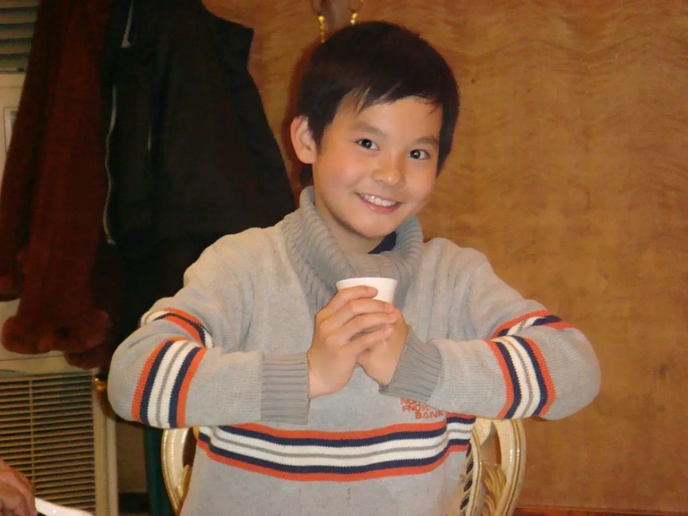 绝对算一个,他小时候长得特别可爱,脸肉肉的,既像胡先煦,又很像郑业成