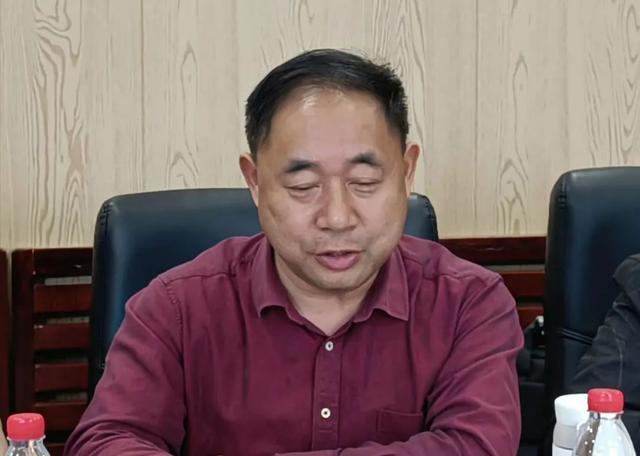 绥宁县人大常委会主任石亮明深入县一中调研高中教育