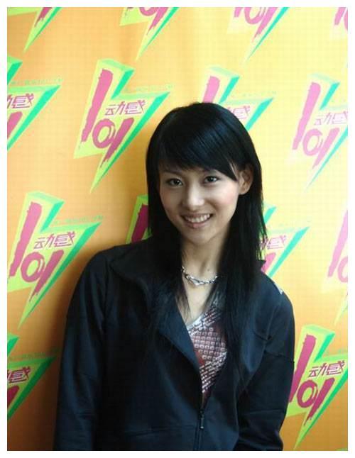 19岁的贾青和其他怀揣着音乐梦想的年轻人一起,参加了选秀节目《我型