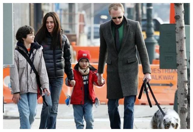 詹妮弗·康纳利妻子名气很大,是奥斯卡最佳女配角保罗·贝坦尼50岁的"