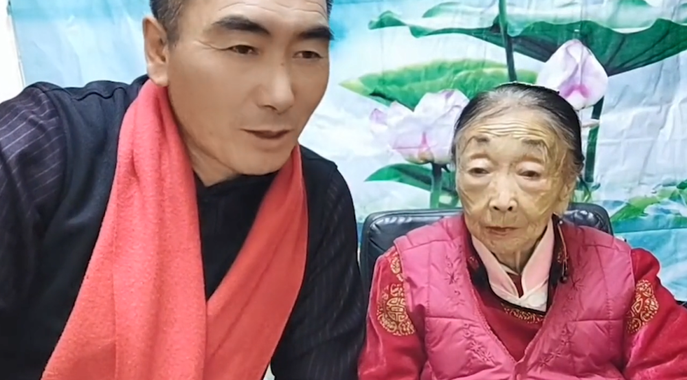 李玉成赖床不起,85岁马玉琴将其拽起来,网友:何必呢