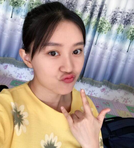 2006年蒋依杉被赵本山选中出演《乡村爱情》中的刘英,开始了她的演艺