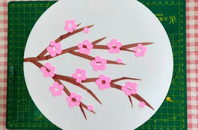 05一幅美丽的桃花创意黏土画就完成啦~想要获取更多美术,手工课程