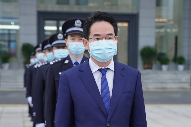 县人民政府副县长,县公安局党委书记,局长张红共同为汉寿县公安局揭牌