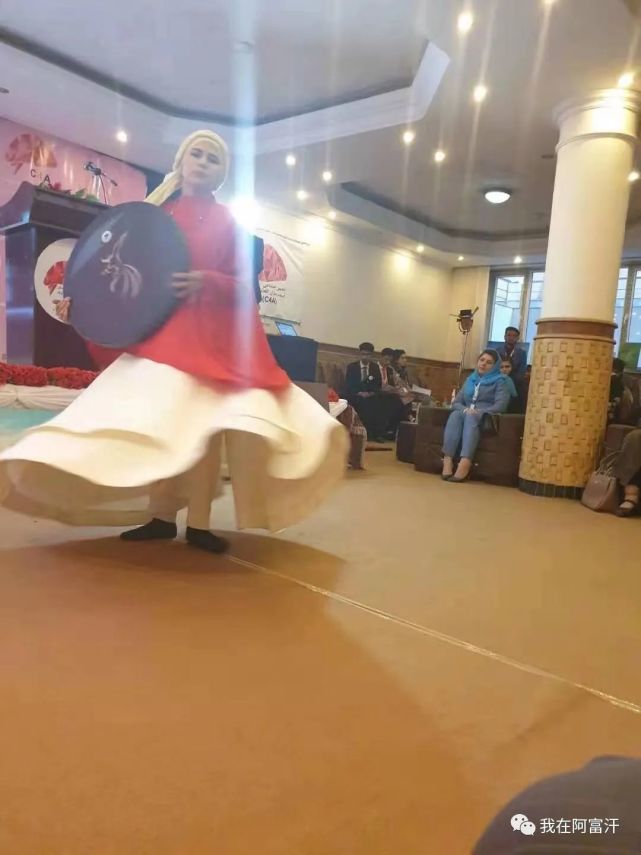 阿富汗男孩们打扮成女孩模样为观众跳舞