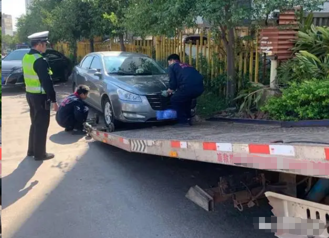 改裝奧迪商業街亂停車 輪毂難倒拖車工 一個人搞不定 天天看點