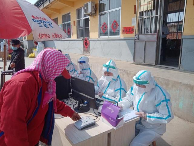 录入人员信息,保障生活物质供应……上高二的大女儿吕天琪自己一人被