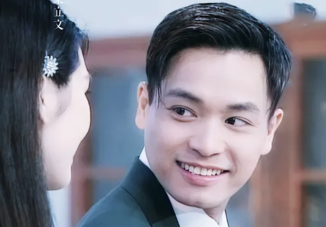 沉寂了许久的郭晋安在前段时间公开露面, 脸蛋和年轻十年完全不同了.