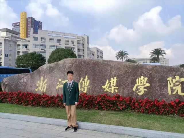 最近,嵊州市爱德小学六(4)班学生周登登成了校园里的"小红人".