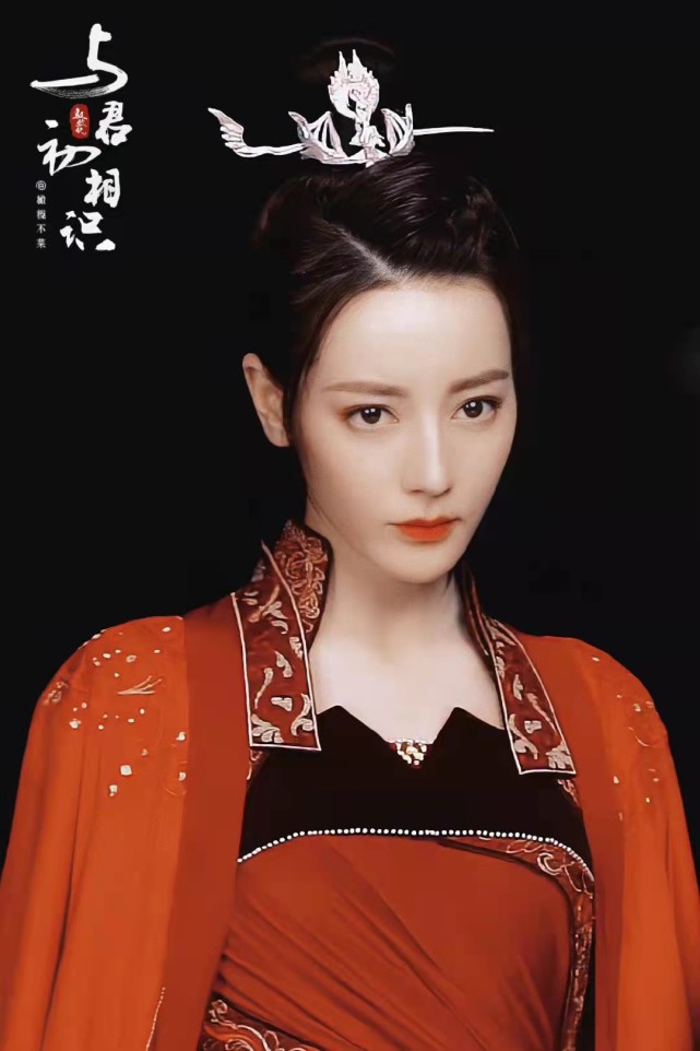 迪丽热巴古装造型绝了一身红衣尽显霸气手持长剑直中人心