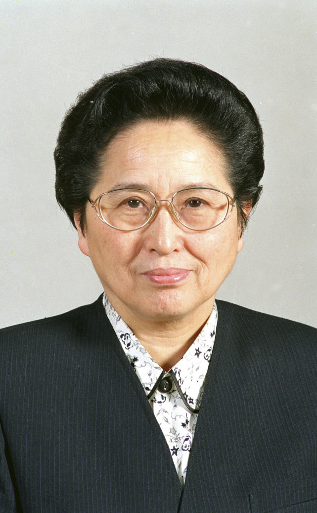 何鲁丽同志遗像