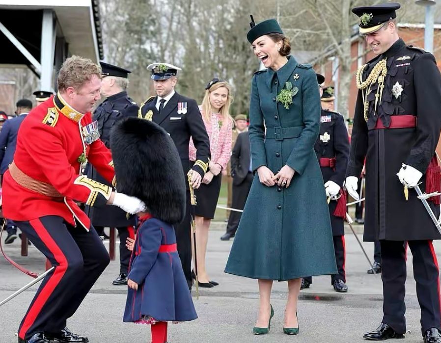 又被凯特王妃惊艳了！穿绿色大衣裙配三叶草胸针，笑容真有感染力关于会计英语两人对话简短