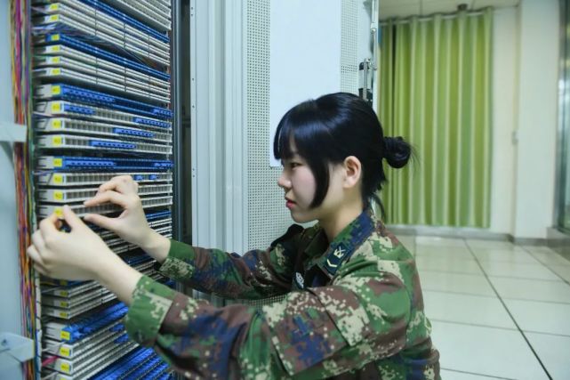 颜值与实力并存看强军浪潮下的通信女兵