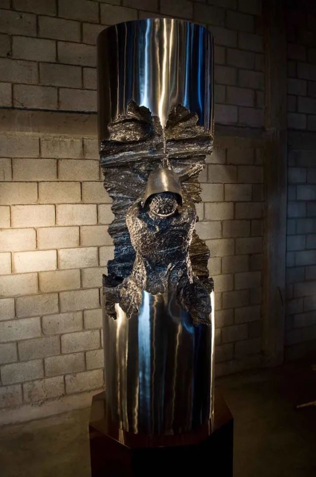 从钢块中"挖"出一个雕塑,这种焊接作品,力量感十足