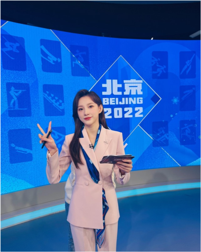 央视爆火主持马凡舒开始炫富!穿私服拿4万纯金钥匙扣,太高调插图5