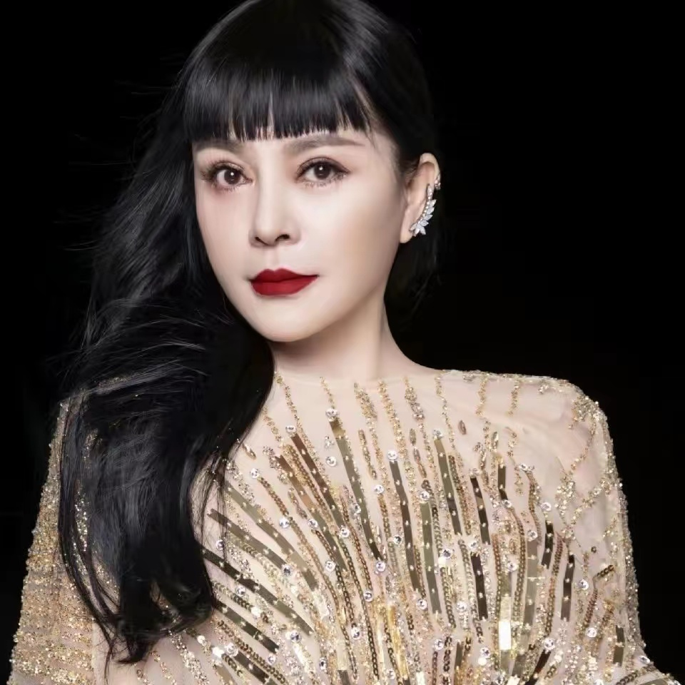 台湾歌手千百惠定居成都生活,坐路边平价小店喝茶,无人识笑开怀插图7