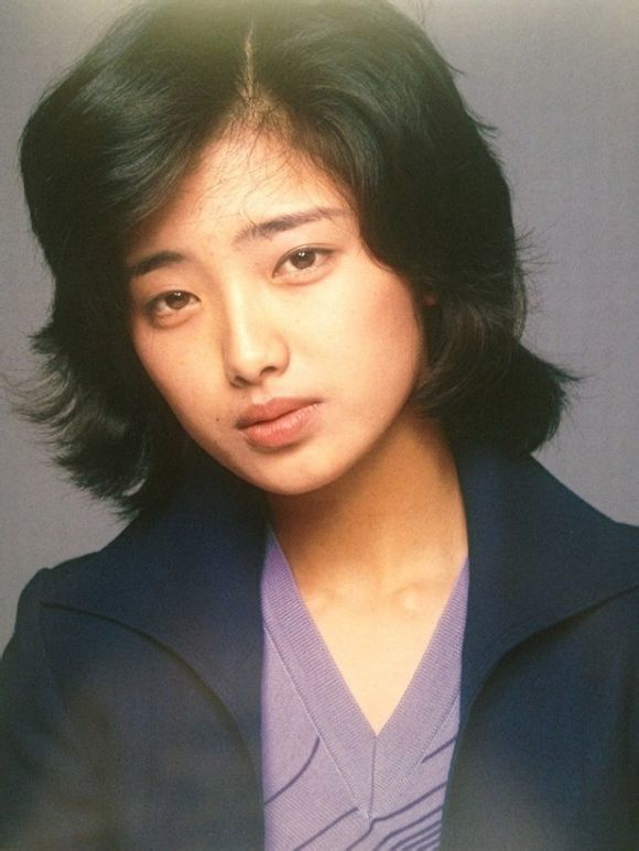 山口百惠是第一个,牙齿不整齐还能被夸得美人吧?插图