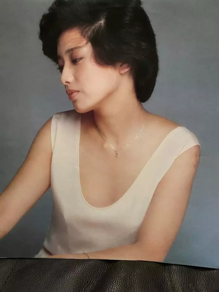 山口百惠是第一个,牙齿不整齐还能被夸得美人吧?插图7