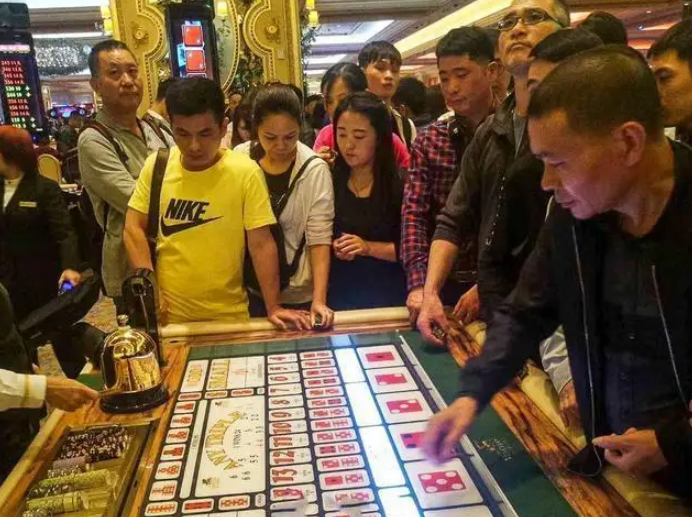 2002年江苏贪官落马记敛财408万给情人买车买房全家7口被判刑