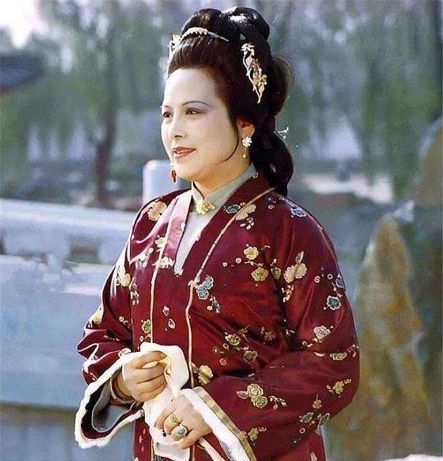 红楼梦邢夫人为贾赦讨鸳鸯当说客并非真如贾母所言愚蠢她有一点比凤姐