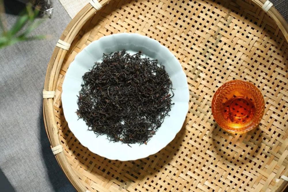 在宜兴，除了紫砂壶，有一种茶叶叫宜兴红茶