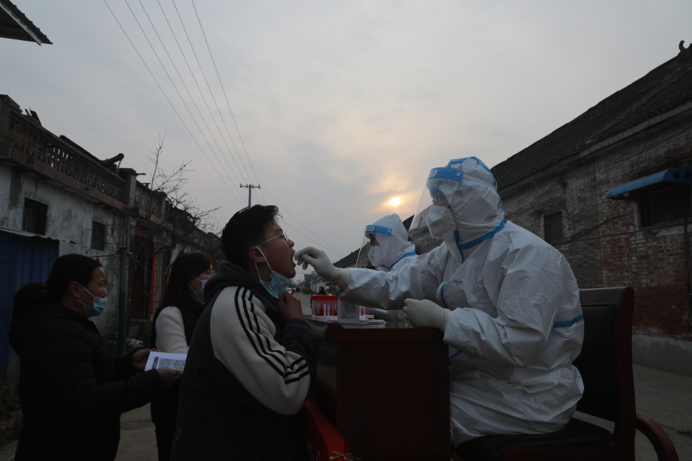 与疫情赛跑焦作文昌街道三轮车上忙检测