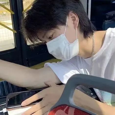 戴口罩的男生头像|青春才几年 疫情占三年