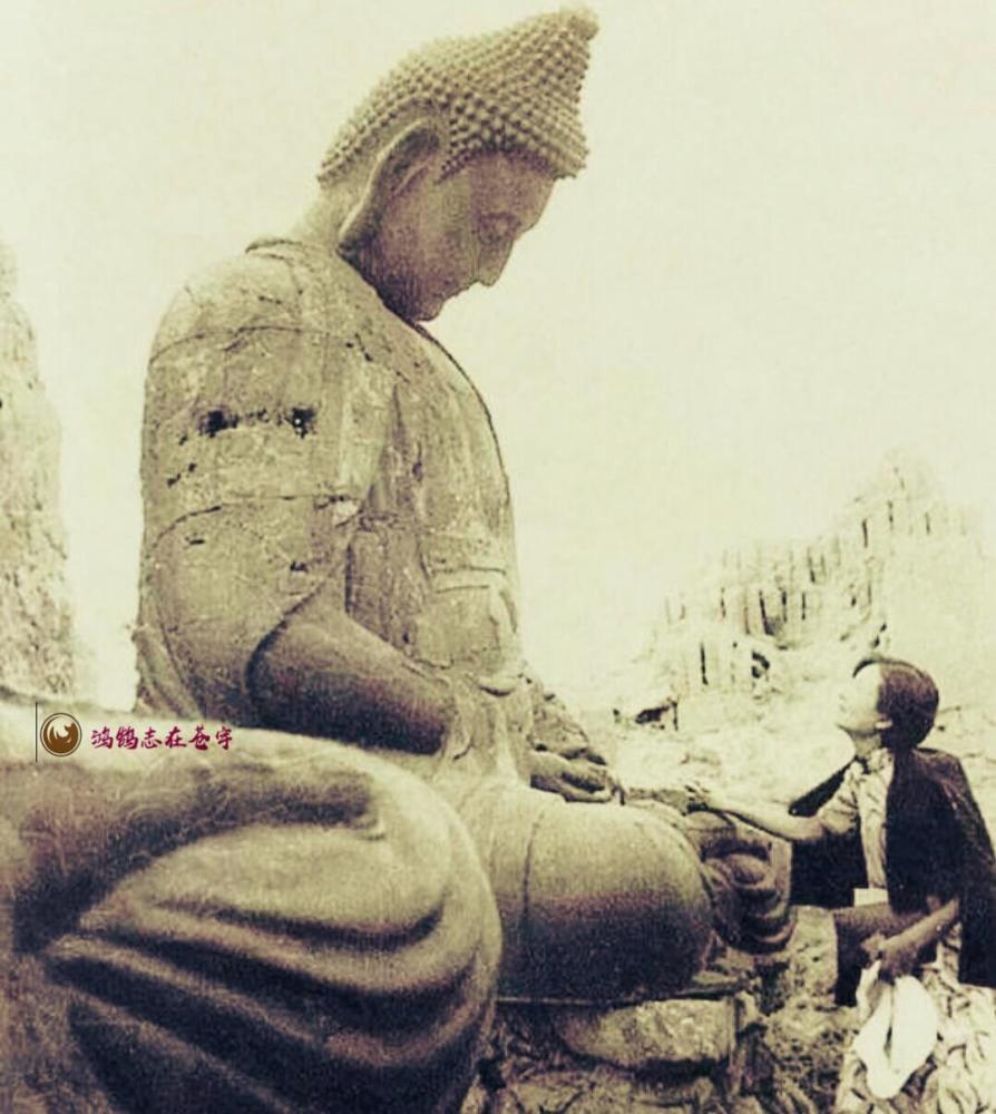 1934年8月,三十岁的林徽因在山西汾阳护国灵岩寺的一张照片.