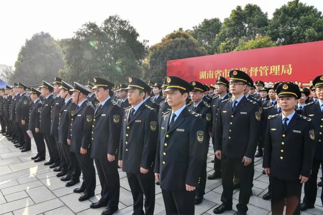 李长宏根据国家市场监管总局《关于做好统一市场监管部门制式服装和