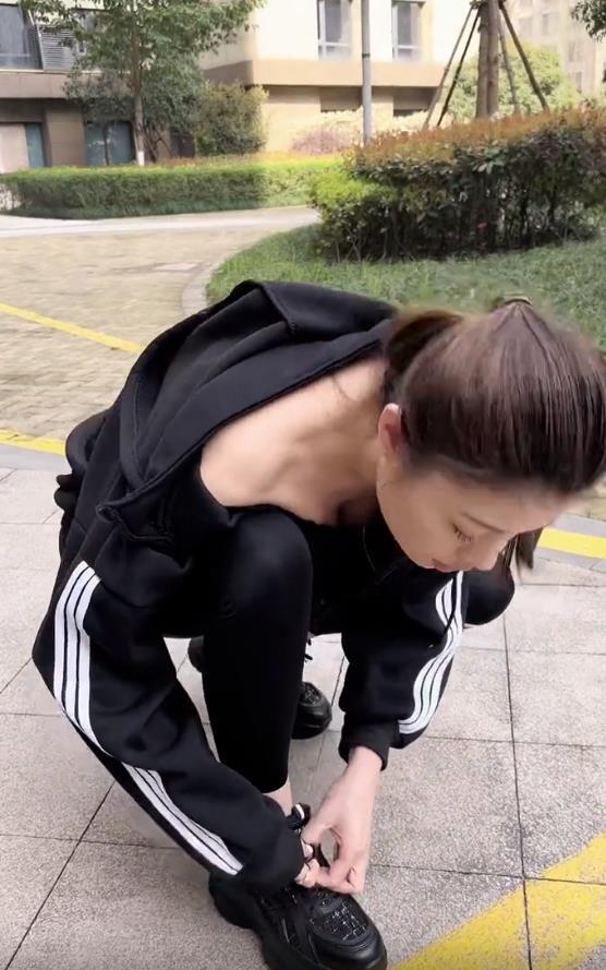 蹲下系鞋带险些走光,被网友疯狂吐槽_腾讯新闻